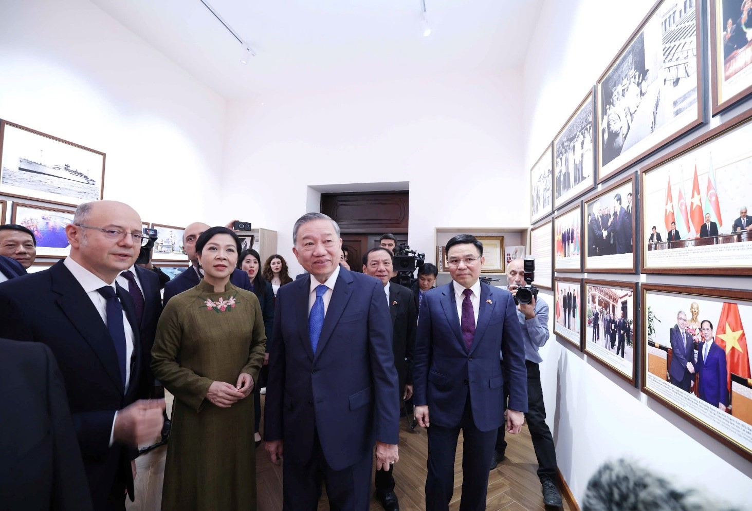 Tổng Bí thư Tô Lâm và Phu nhân cùng Chủ tịch Petrovietnam Lê Mạnh Hùng và các đại biểu tham quan Phòng lưu niệm.